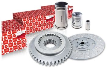 Zestaw samochodowych części zamiennych, w tym tłoki, tuleje, tarcza sprzęgła i koła zębate, pokazane obok ich markowych opakowań.